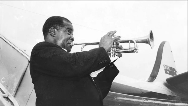 File:Louis Armstrong arrival Sydney Airport October 1954.jpg